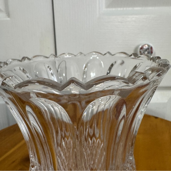 Vintage diamond cut scalloped edge flower vase - Picture 4 of 7